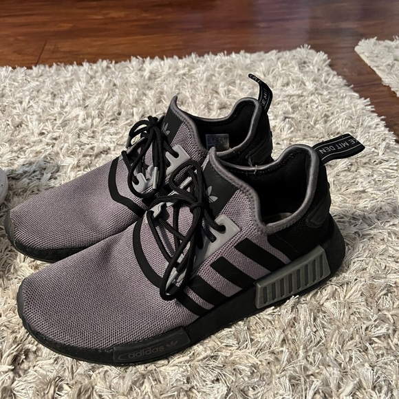 Men’s Adidas tennis shoes size 7 1/2. Barely worn. Still look new